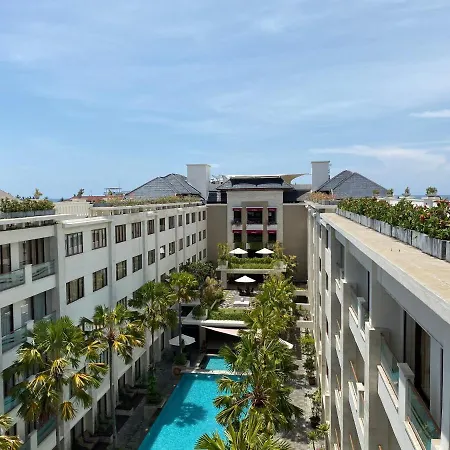 Stylish 2 Bedroom Penthouse Apt, Newly Refreshed, 50 Mbps, Pool, Gym, Resto