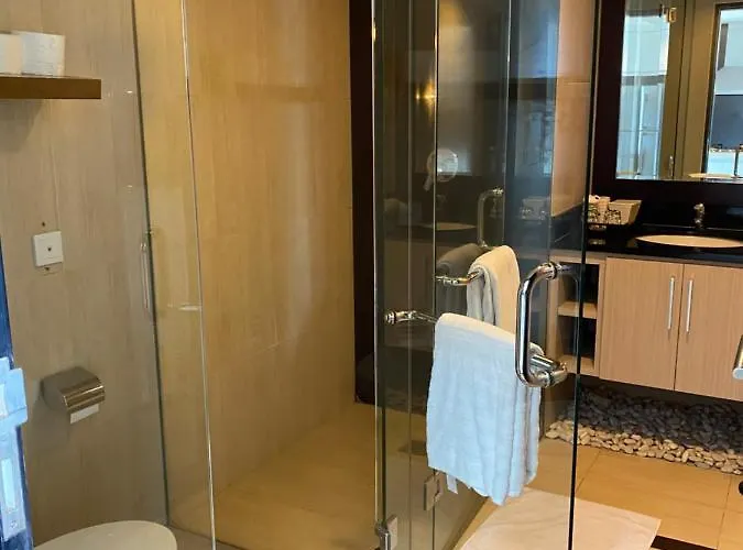 Stylish 2 Bedroom Penthouse Apt, Newly Refreshed, 50 Mbps, Pool, Gym, Resto アパート クタ
