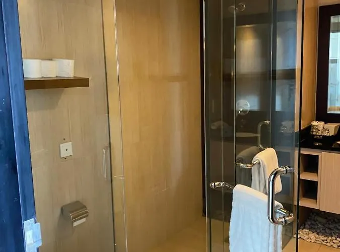Stylish 2 Bedroom Penthouse Apt, Newly Refreshed, 50 Mbps, Pool, Gym, Resto