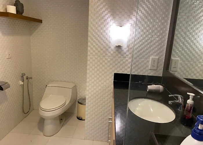 Stylish 2 Bedroom Penthouse Apt, Newly Refreshed, 50 Mbps, Pool, Gym, Resto アパート クタ