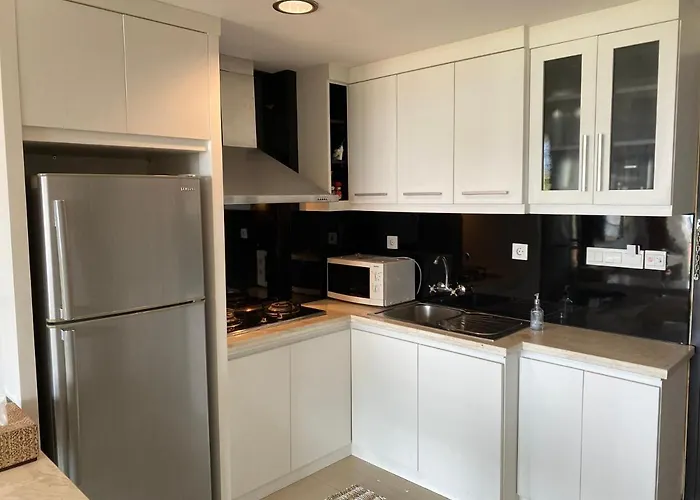 Stylish 2 Bedroom Penthouse Apt, Newly Refreshed, 50 Mbps, Pool, Gym, Resto Apartamento