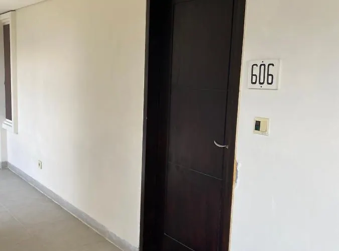Stylish 2 Bedroom Penthouse Apt, Newly Refreshed, 50 Mbps, Pool, Gym, Resto アパート クタ