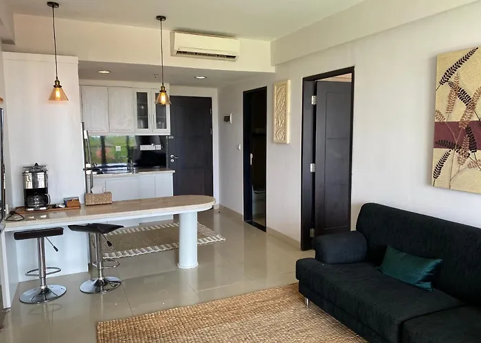 Stylish 2 Bedroom Penthouse Apt, Newly Refreshed, 50 Mbps, Pool, Gym, Resto * クタ