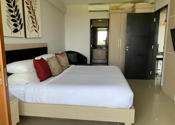 Stylish 2 Bedroom Penthouse Apt, Newly Refreshed, 50 Mbps, Pool, Gym, Resto Apartamento *