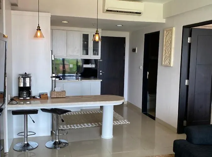 Stylish 2 Bedroom Penthouse Apt, Newly Refreshed, 50 Mbps, Pool, Gym, Resto * クタ