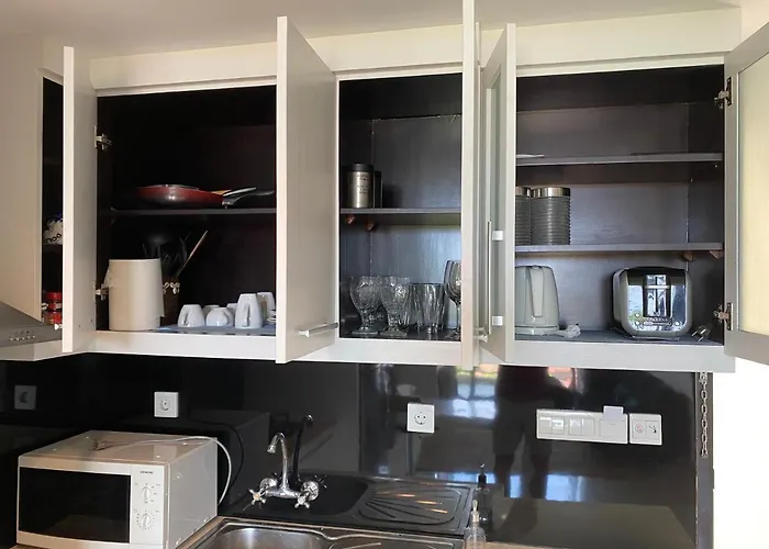 Stylish 2 Bedroom Penthouse Apt, Newly Refreshed, 50 Mbps, Pool, Gym, Resto