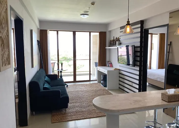 Stylish 2 Bedroom Penthouse Apt, Newly Refreshed, 50 Mbps, Pool, Gym, Resto Apartamento