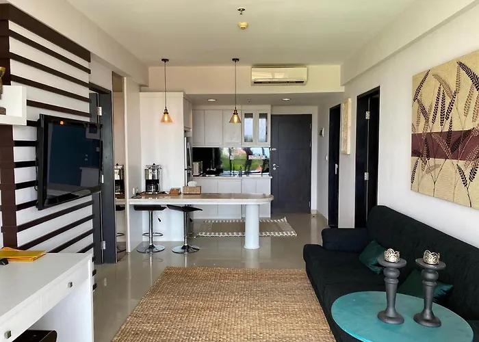 Stylish 2 Bedroom Penthouse Apt, Newly Refreshed, 50 Mbps, Pool, Gym, Resto *