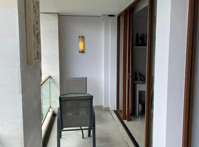 Stylish 2 Bedroom Penthouse Apt, Newly Refreshed, 50 Mbps, Pool, Gym, Resto Appartamento