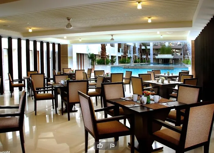 Stylish 2 Bedroom Penthouse Apt, Newly Refreshed, 50 Mbps, Pool, Gym, Resto アパート クタ