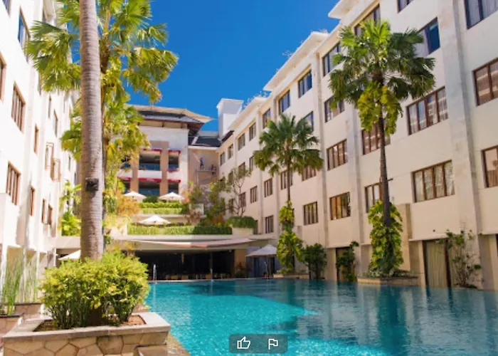 Stylish 2 Bedroom Penthouse Apt, Newly Refreshed, 50 Mbps, Pool, Gym, Resto